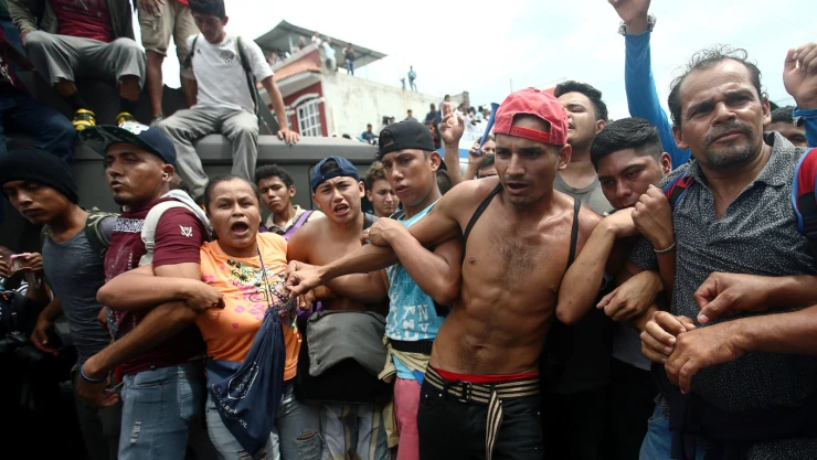 El grupo de alrededor de 4,000 migrantes superó a la policía primero en Tecun Uman, Guatemala, para cruzar el corto puente hacia Ciudad Hidalgo, en el estado al sur de México, Chiapas.