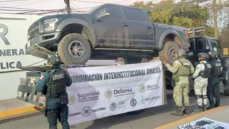 Hallan camioneta abandonada con cargadores y ponchallantas en Culiacán
