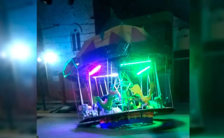 Juego mecánico se desprende de su base frente a parroquia de Coahuila.