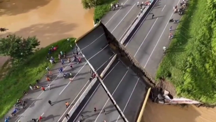 Desplome del puente de la trinidad en la Autopista José Antonio Páez.