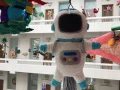 Desde el espacio al Museo de Arte Popular, un astronauta entre las piñatas.