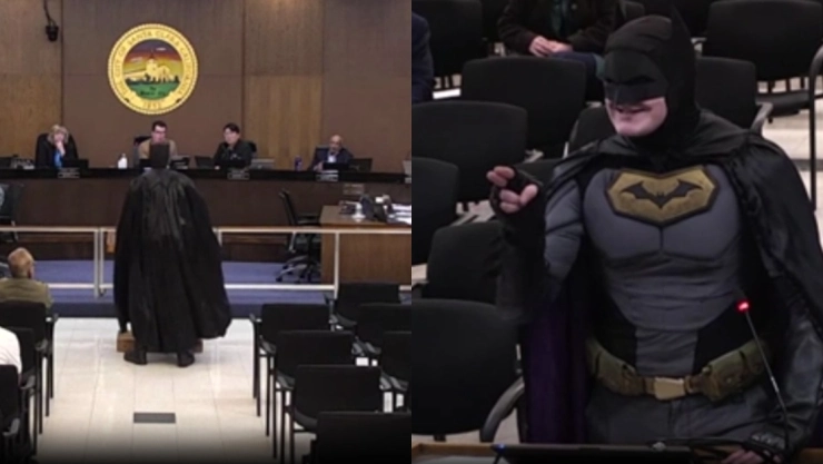 Batalla en Santa Clara: ciudadano vestido de Batman exige frenar cooperación con ICE antes del Super Bowl