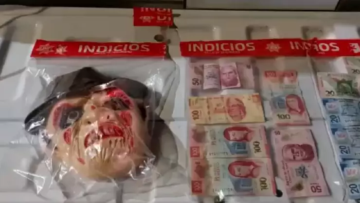 Menor disfrazado de Freddy Krueger asalta tienda.jpg