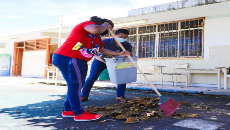 Padres de familia limpian escuelas en Isla Mujeres