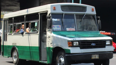 Microbusero golpea a mujer en plena calle en CDMX