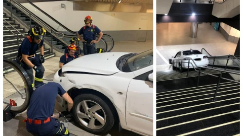 Video Madrid auto atascado escaleras