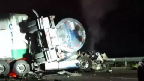 ¡TRÁGICO! Chocan tráiler y pipa en la México-Tuxpan y muere chofer