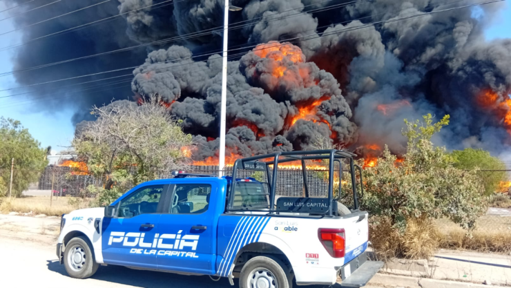 Fuerte incendio en la Zona Industrial de San Luis Potosí: Cierran paso en el Eje 132