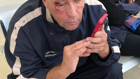 alfredo adame es golpeado afuera de su casa