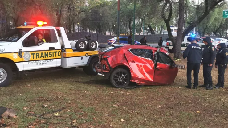 Accidente en Coyoacán auto partido en dos