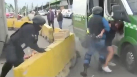 VIDEO_ ¡Impactante! Mujer arrebata el arma de un policía mientras es detenida y lesiona a tres en Chile