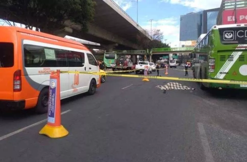 La persona que perdió la vida en el choque es el ayudante del chofer de una de las unidades, el cual aparentemente iba en la puerta y al chocar los vehículos, él cayó y murió.
