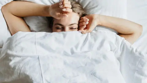 Los hábitos que debes cambiar para no despertar con la cara hinchada