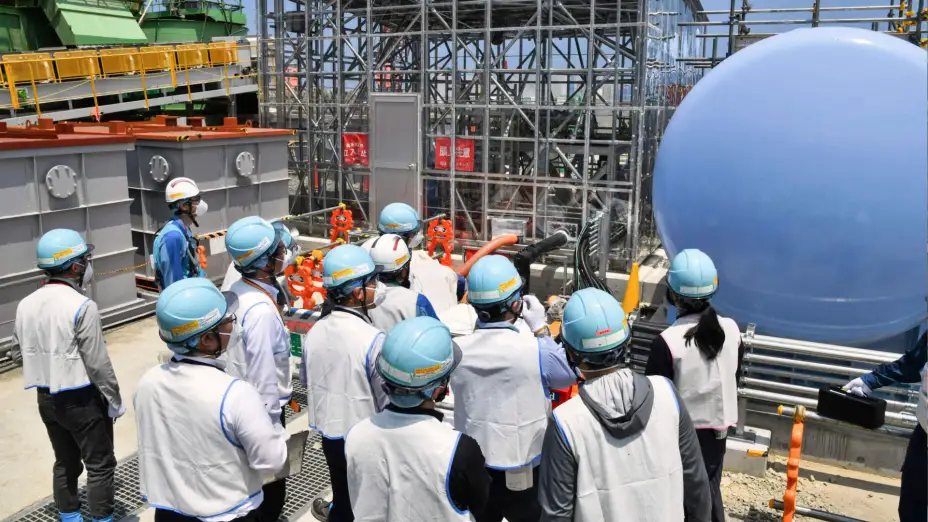 Equipo para liberar al mar aguas residuales radiactivas tratadas en la planta de Fukushima, Japón.