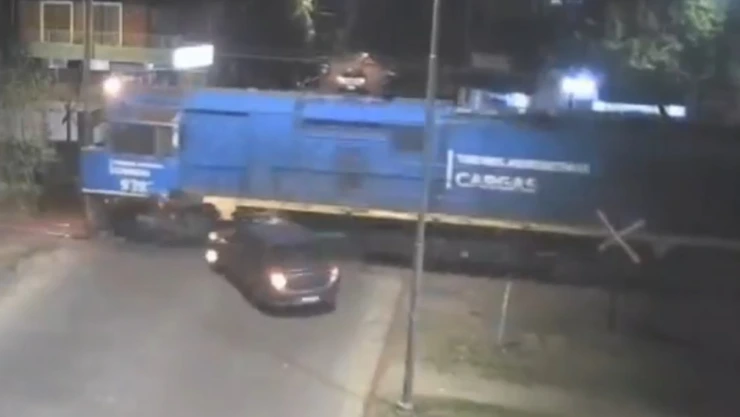 Conductor se salva de ser aplastado por un tren en Córdoba