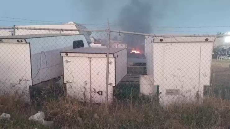 Incendio de pastizal amenaza negocio de campers en carretera Silao-León