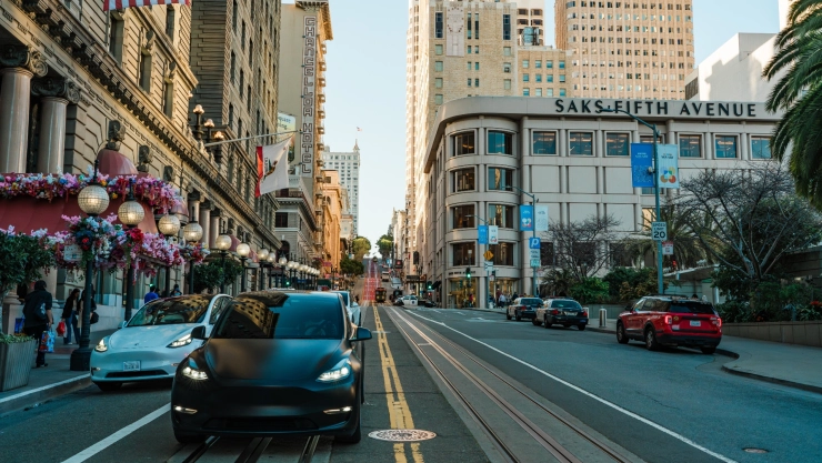 Un auto frena en una esquina de San Francisco, California