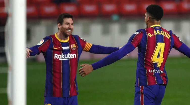 Lionel Messi y Ronald Araujo con Barcelona
