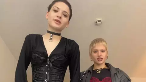 Gemelas encontradas en TikTok