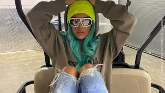 Karol G con gorro.jpg