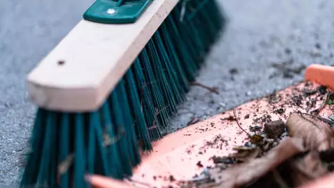 Exigen DESTITUCIÓN de directora por poner a BARRER a alumnos