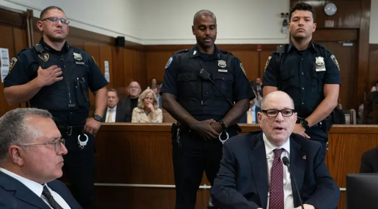 El productor de cine Harvey Weinstein recibe condena de 15 años de cárcel