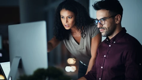 Dos personas frente a una computadora