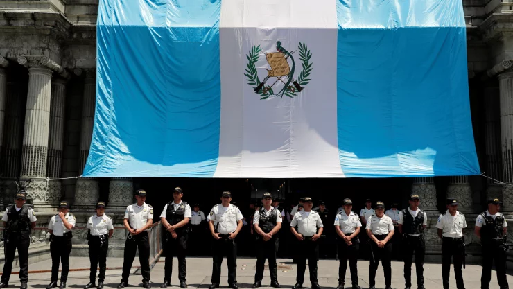 Soldados impiden avance de protesta en Guatemala