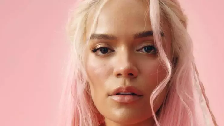 VIDEO_ Golpean a Karol G en pleno concierto y esta fue su reacción