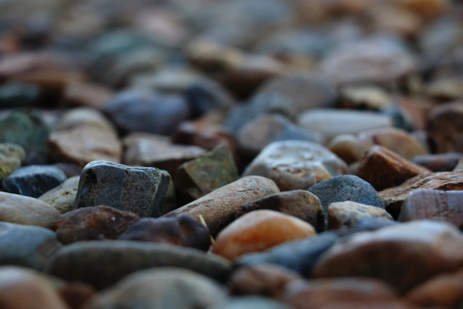 Apedrean casa de edil