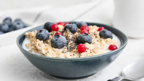 Un bowl con frutos rojos y avena.