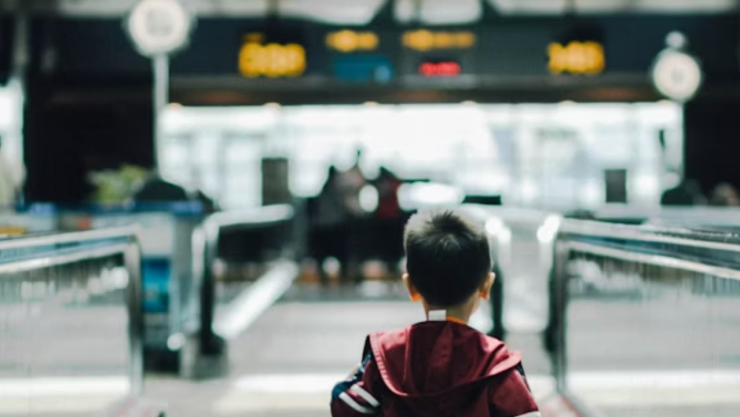 Video: Padres dejan a su hijo de 10 años en aeropuerto y se van de vacaciones