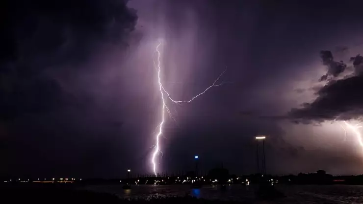 VIDEO Caen 60 mil rayos tras tormenta eléctrica en la India; mueren 12