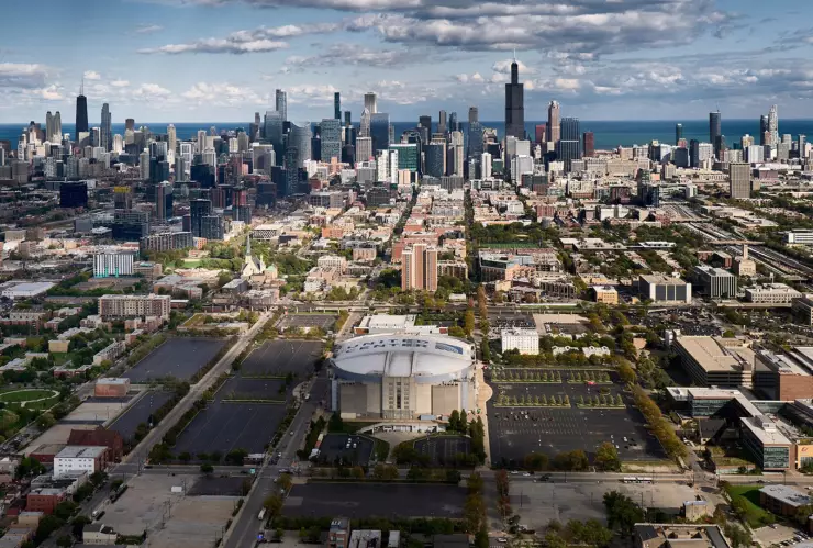 El área que rodea el United Center tiene 6,500 plazas de estacionamiento.