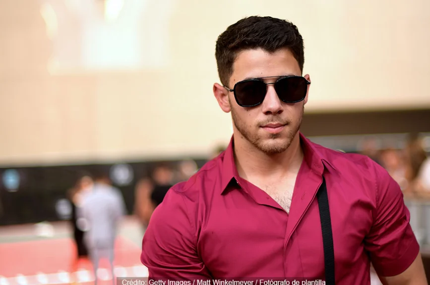Nick Jonas enloqueció a miles de fans con su aspecto y look.