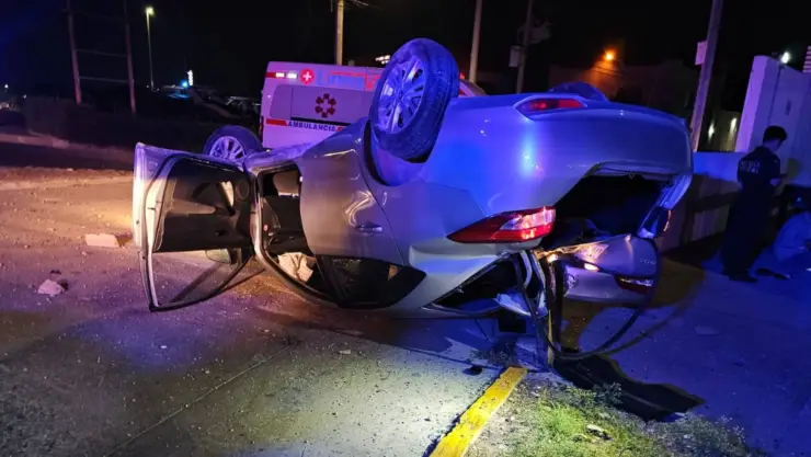 Accidente en Cancún_ Volcadura deja persona lesionada en Blvd. Colosio HOY viernes 2 de mayo de 2025.jpg
