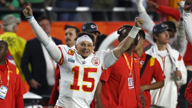 Patrick Mahomes festeja el triunfo en el Super Bowl LVII Chiefs 38-35 Eagles