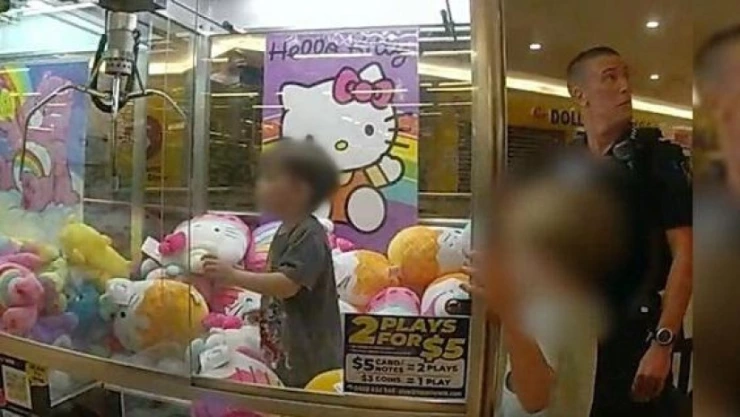 VIDEO: Policías rescatan a un niño que quedó atrapado en una máquina de peluches