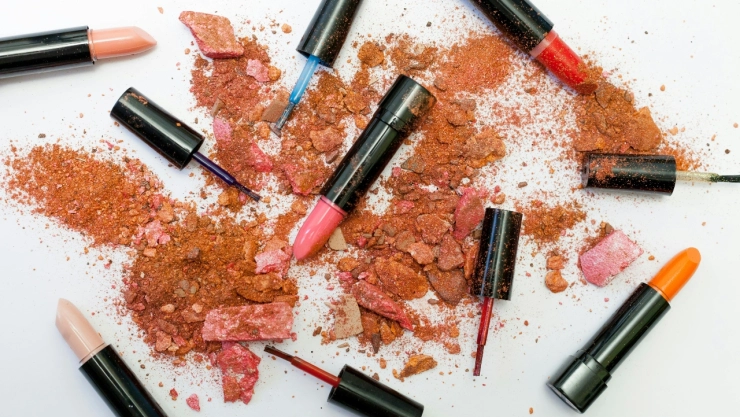 Expertos advierten sobre los riesgos de usar maquillaje pirata