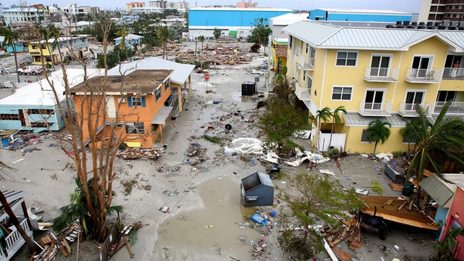 Daños en Fort Myers Beach, Florida, por huracán Ian.