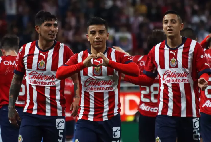 Nene Beltrán celebra gol con las Chivas