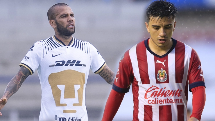 Dani Alves y Nene Beltrán jugando en el Chivas vs Pumas