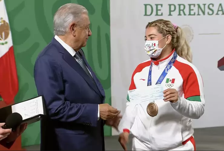AMLO entrega apoyos a medallistas olímpicos de Tokio 2020