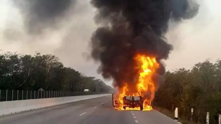 se incendia camioneta en la via cancun