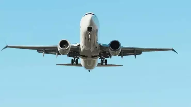 ¡Alerta! Avión impacta contra poste de luz durante aterrizaje; ¿hay personas heridas?