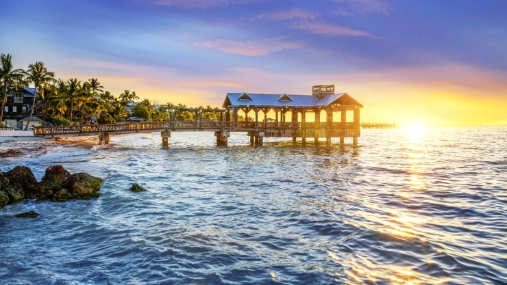 un icónico atardecer en la isla de Key West, Florida.
