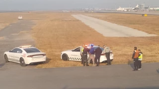 Pasajeros captaron a sujeto que intentó arrojarse a turbina en aeropuerto de Guadalajara