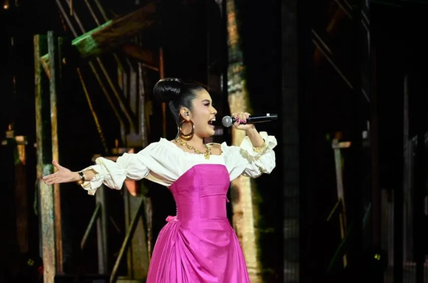 Isaveli Laina deslumbró al interpretar “Sueña”, y su actuación fue tan impactante que Gavito se puso de pie para agradecer a los profesores por su labor con los académicos. Reconoció que tanto Isaveli como su bailarín hicieron algo realmente hermoso, destacando el esfuerzo detrás de la presentación.