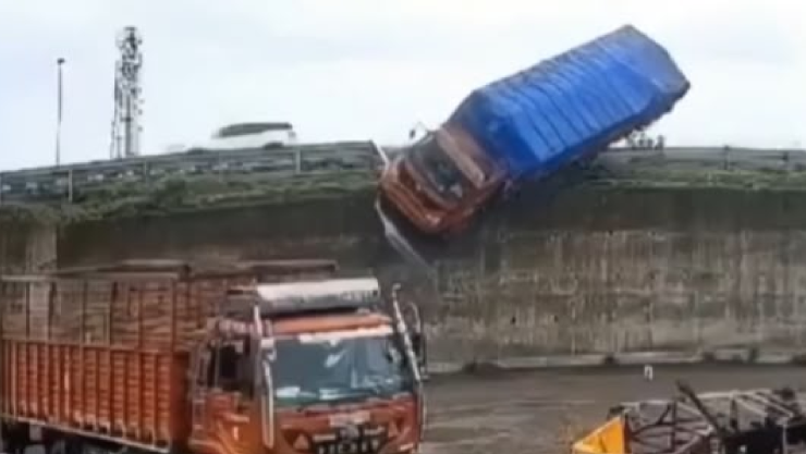 Camión cae en India