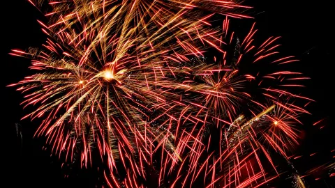 Año Nuevo 2025: El significado de los colores en la ropa como ritual